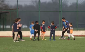 Düzce'de çadır kentlerde kalan çocuklar futbol oynayarak moral depoladı