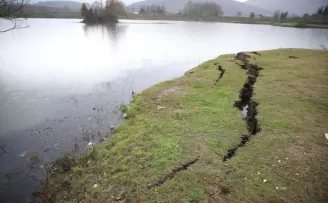 Düzce'de deprem nedeniyle meydana gelen toprak kırılmaları görüntülendi