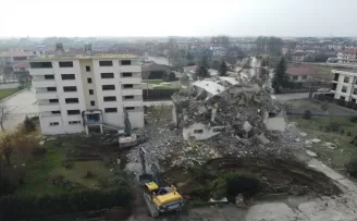 Düzce'de depremde ağır hasar gören 2 lise lojmanı yıkılıyor