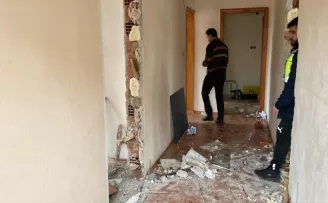 Düzce'de depremde ağır hasar gören binaların yıkım işlemi sürüyor