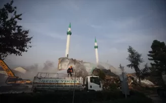 Düzce'de depremde ağır hasar gören cami yıkıldı
