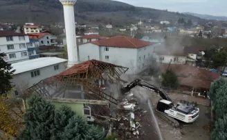 Düzce'de depremde ağır hasar gören yapıların yıkımı sürüyor