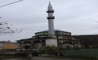 Düzce'de depremde hasar gören Sarıdere Köyü Camisi yıkılıyor