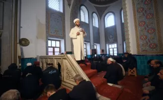 Düzce'de depremde minberi yıkılan camide cuma namazı kılındı
