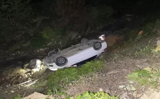 Düzce'de dere yatağına devrilen otomobildeki 3 kişi yaralandı