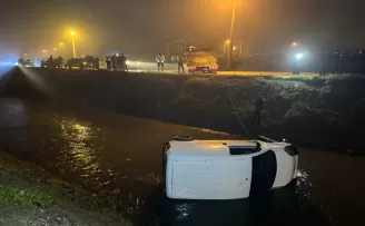 Düzce’de dereye yuvarlanan araçtaki 4 kişi kurtarıldı