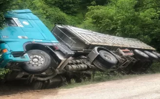 Düzce’de devrilen tırın sürücüsü yaralandı