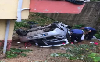 Düzce’de evin bahçesine devrilen otomobildeki 2 kişi yaralandı
