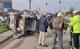 Düzce'de hafif ticari araç ile otomobilin çarpıştığı kazada 4 kişi yaralandı