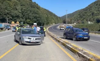 Düzce’de iki otomobilin çarpıştığı kazada 1 çocuk yaralandı