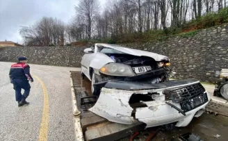 Düzce’de istinat duvarına çarpan otomobildeki 4 kişi yaralandı
