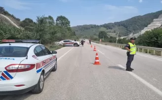 Düzce’de jandarma aracıyla çarpışan otomobildeki 2 kişi yaralandı