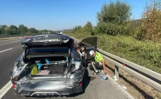 Düzce’de kazaya karışan otomobildeki çocukları polis sakinleştirdi
