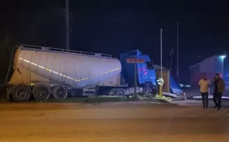 Düzce’de kontrolden çıkan tanker yol kenarındaki barakalara çarptı