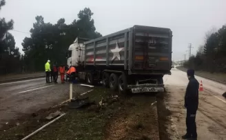 Düzce’de kontrolden çıkan tır karşı şeride geçti