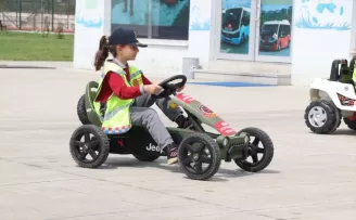 Düzce’de öğrenciler trafik güvenliği konusunda bilgilendiriliyor