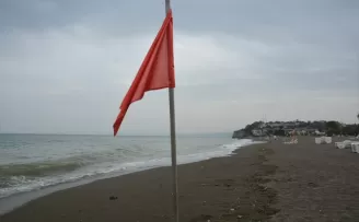 Düzce’de olumsuz hava koşulları nedeniyle denize girmek yasaklandı