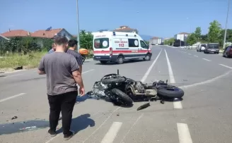 Düzce’de otomobil ile çarpışan motosikletin sürücüsü ağır yaralandı