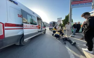 Düzce’de otomobil ile çarpışan motosikletteki 2 kişi yaralandı