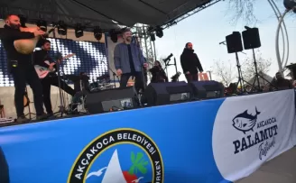 Düzce'de palamut festivalinde 30 ton balık tüketildi