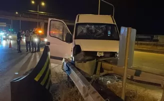 Düzce’de refüje çarpan minibüsteki 2 kişi yaralandı.