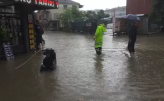Düzce’de sağanak nedeniyle iş yerlerini su bastı