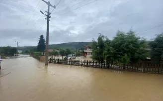 Düzce’de sağanak su baskınlarına neden oldu