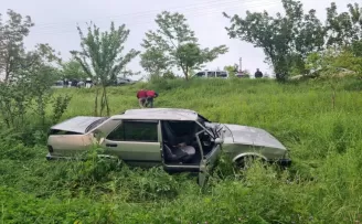 Düzce’de şarampole devrilen otomobildeki 2 kişi yaralandı