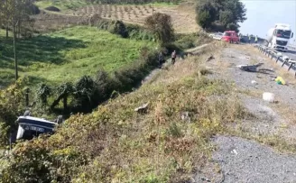 Düzce'de şarampole devrilen otomobildeki 3 kişi ağır yaralandı