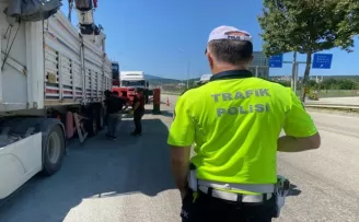 Düzce’de seyir halindeki tırda çıkan itfaiye söndürüldü