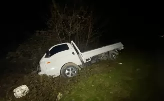 Düzce'de su kanalına devrilen kamyonetin sürücüsü yaralandı