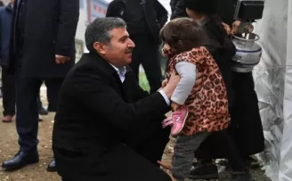 Düzce Valisi Atay, çadırlarda kalan depremzedeleri ziyaret etti
