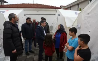 Düzce Valisi Atay, çadırlarda kalan depremzedeleri ziyaret etti