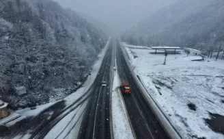 Düzce-Zonguldak Batı Karadeniz bağlantı yolunda kar ulaşımı güçleştiriyor