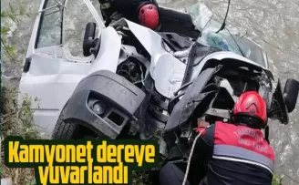 Esiroğlu’nda kamyonet dereye yuvarlandı 