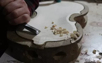 Eski taksici yaptığı kemanla İtalya'daki yarışmaya hazırlanıyor