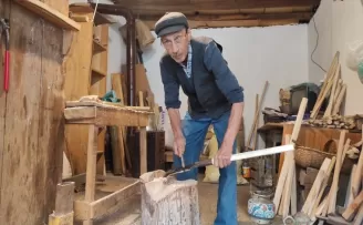 Geçimini 41 yıldır aletlere ağaçtan sap yaparak sağlıyor