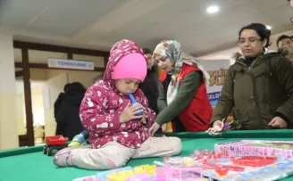 Gençlik merkezi personeli depremzede çocuklarla oyunlar oynuyor