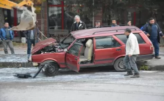 Giresun'da aydınlatma direğine çarpan otomobildeki 4 kişi yaralandı