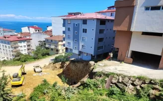 Giresun’da bahçe duvarı çöken 7 katlı bina boşaltıldı
