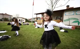 Gönüllü gençler köy okullarında geleneksel çocuk oyunlarını canlandırıyor