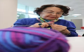 Gönüllü kadınların ördüğü atkı ve bereler ihtiyaç sahibi çocukları ısıtacak
