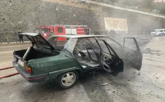 Gümüşhane’de park halindeyken yanan otomobil kullanılamaz hale geldi
