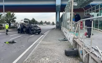 GÜNCELLEME - Samsun'da otomobilin çarptığı tramvay durağında hasar oluştu