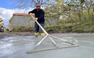 Gündüz belediyede çalışıyor, gece müzisyenlik yapıyor