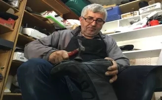 Hasan usta 3 metrekarelik dükkanında 32 yıldır ayakkabı tamir ediyor
