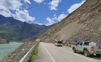 Heyelan nedeniyle kapanan Artvin-Erzurum kara yolu ulaşıma açıldı