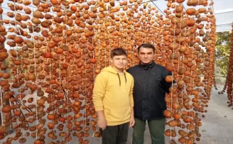 İki kardeş, ailesinin işini kolaylaştırmak için hurma soyma makinesi yaptı