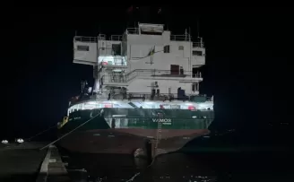 İnebolu’da karaya oturan gemi kurtarıldı