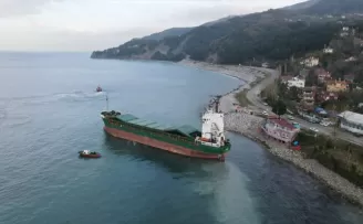 İnebolu’da karaya oturan gemiyi kurtarma çalışmaları sürüyor